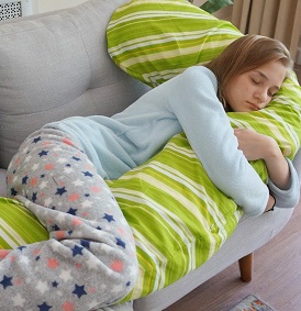 В Челябинске мама с дочерью шьют уютные подушки-обнимашки